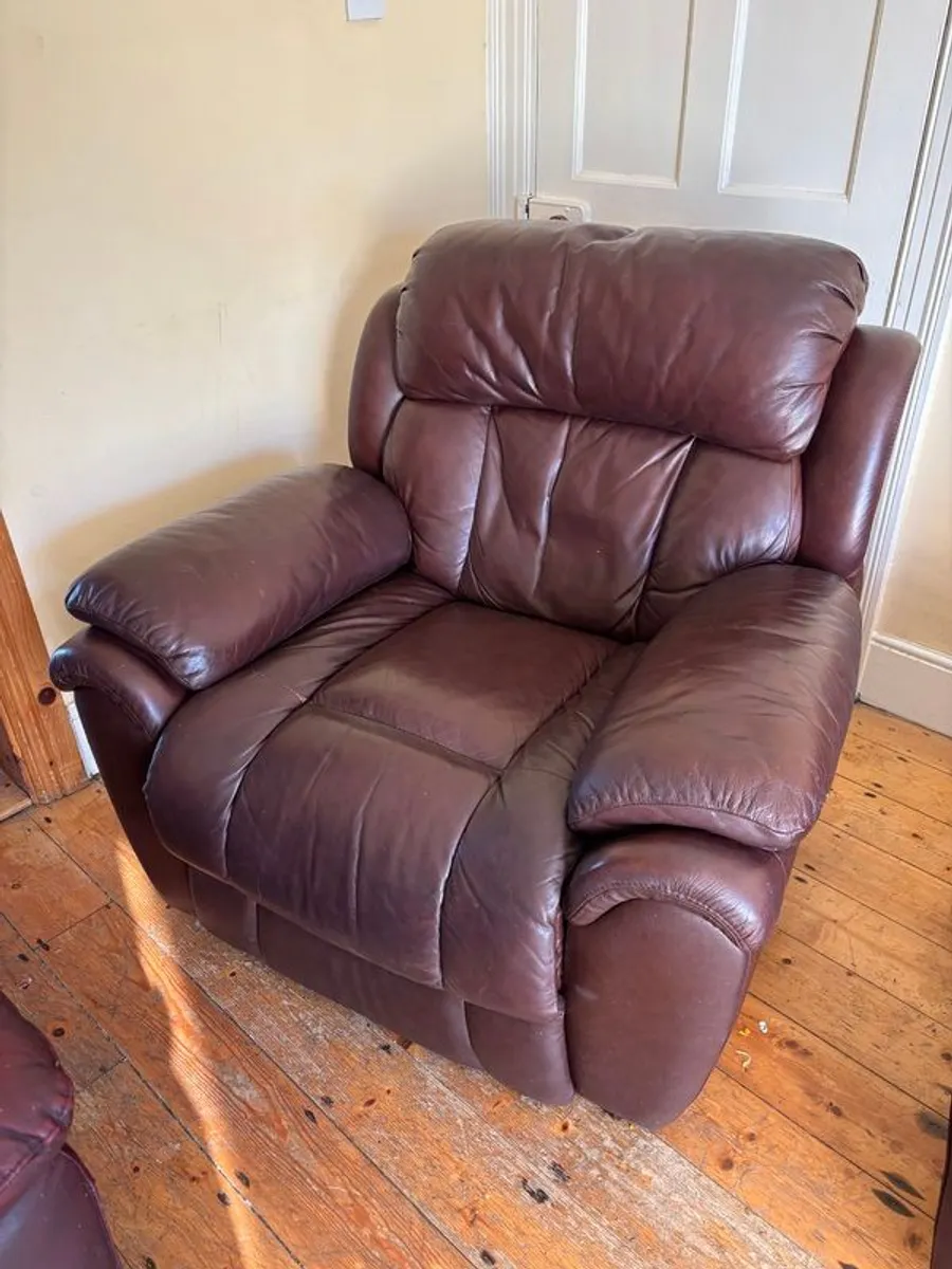 Sofa & 3 recliner chairs - Image 4
