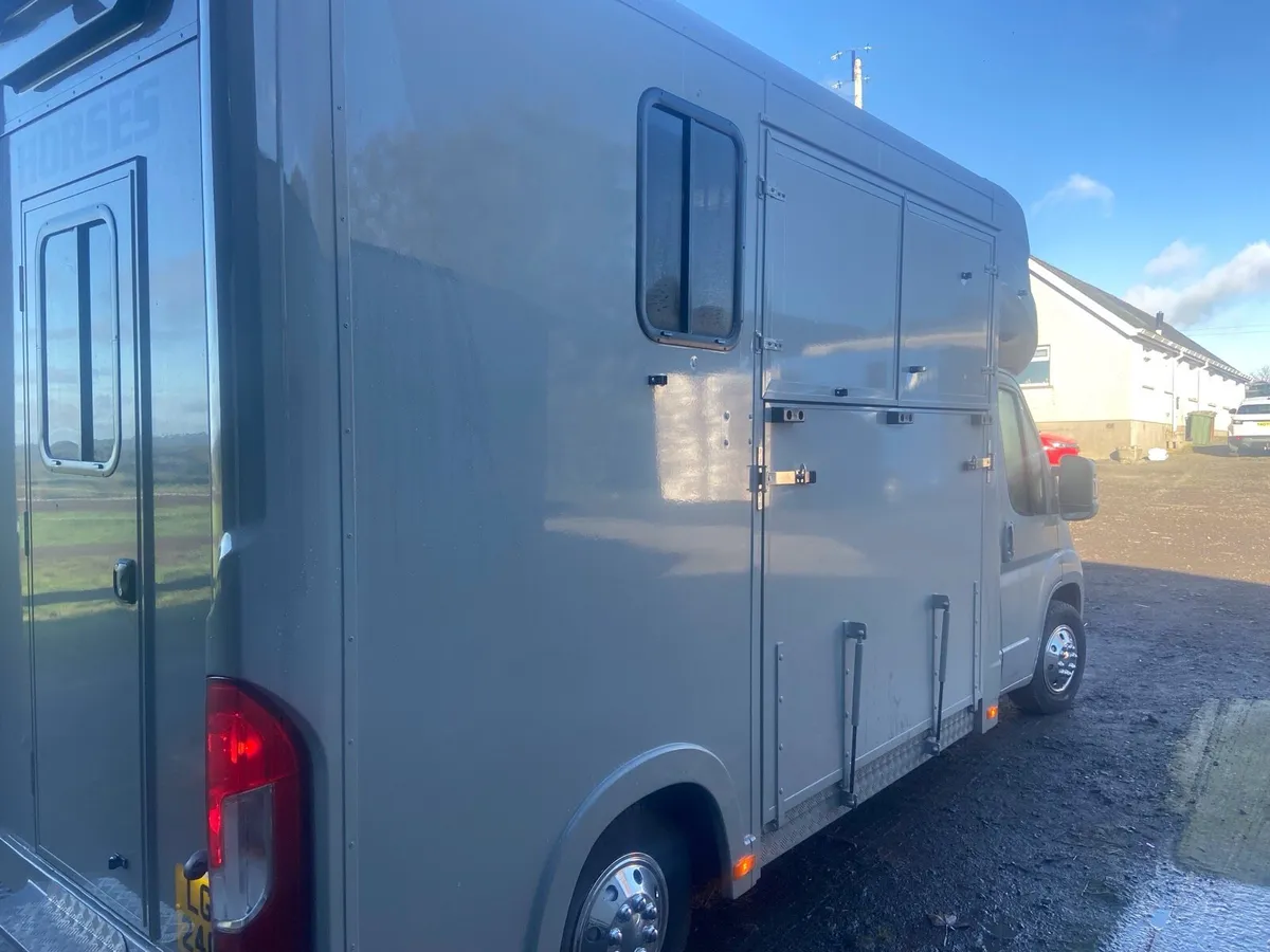 New build Longstall 3.5 tonnes 2 box / 2 stall - Image 1