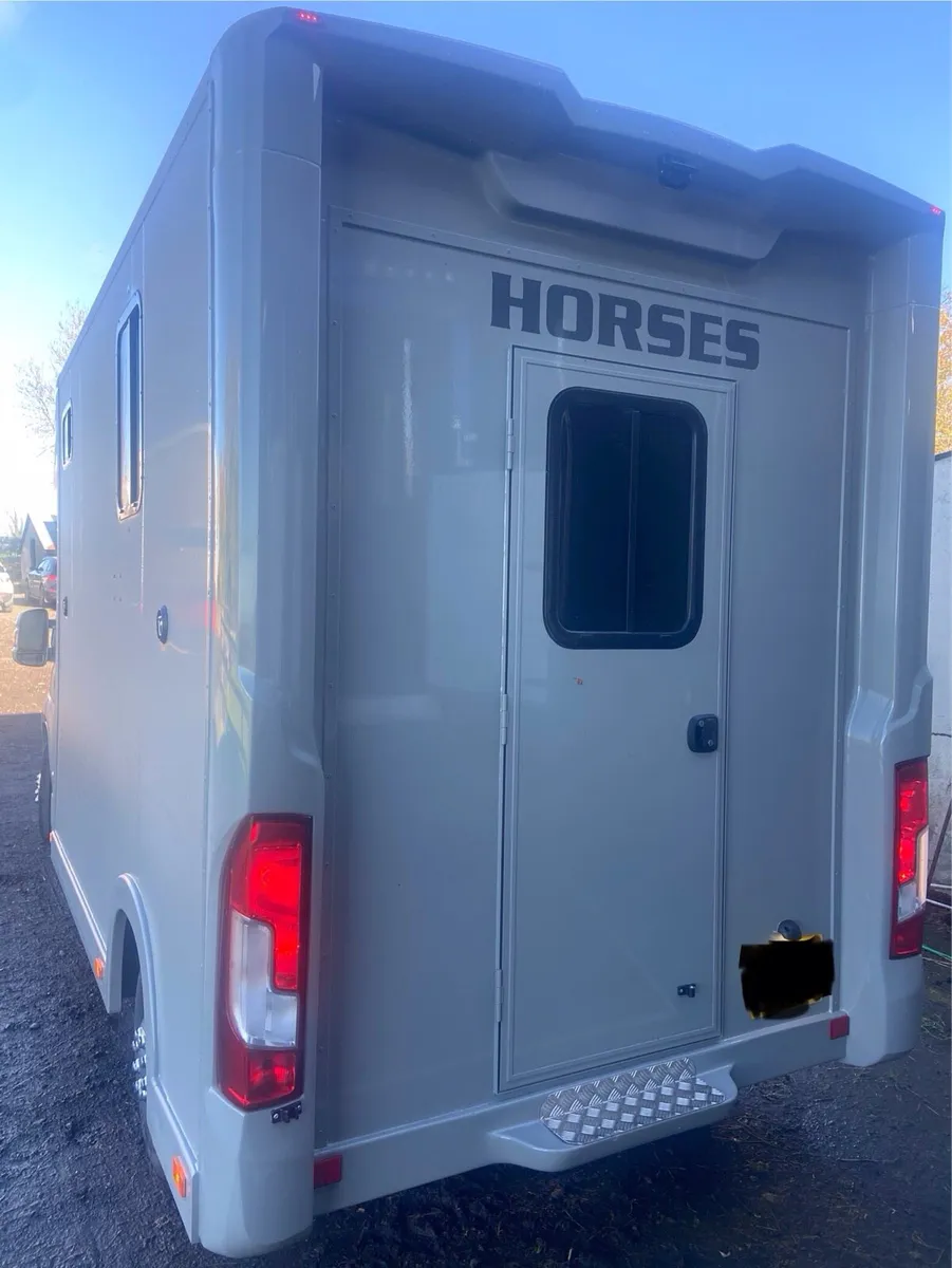 New build Longstall 3.5 tonnes 2 box / 2 stall - Image 2