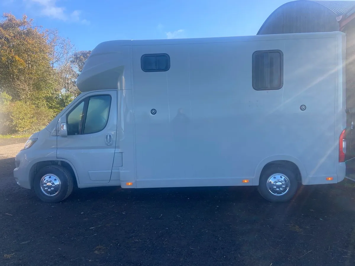 New build Longstall 3.5 tonnes 2 box / 2 stall - Image 3