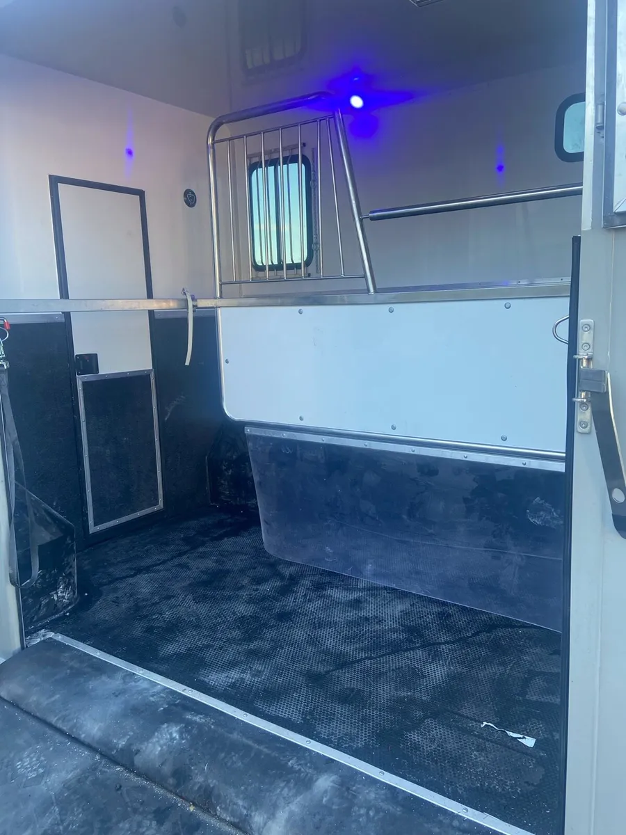 New build Longstall 3.5 tonnes 2 box / 2 stall - Image 4