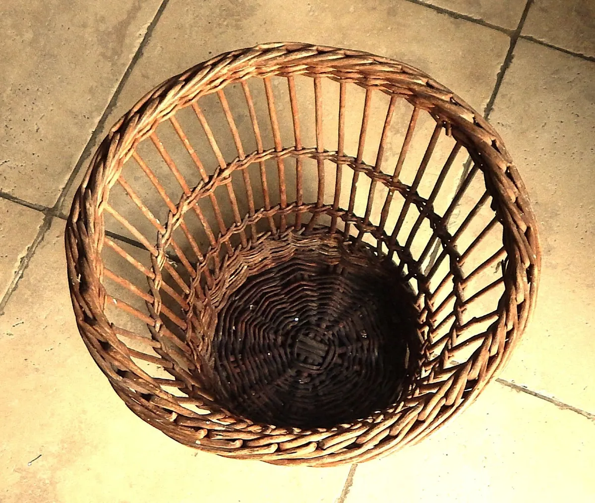 Traditional Vintage Wicker Basket - Image 3