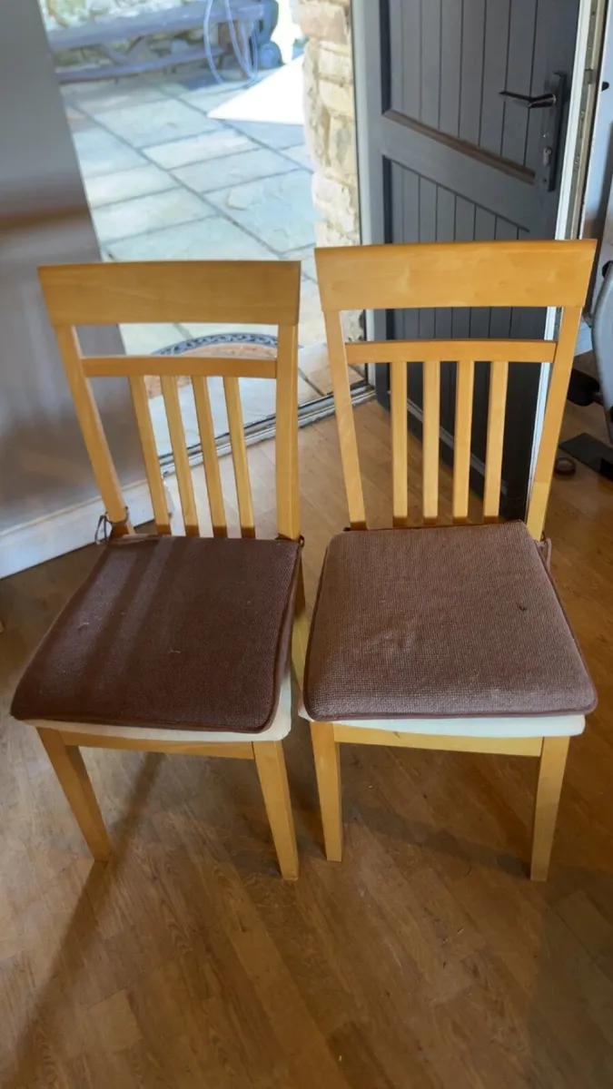 Table and chairs - Image 3