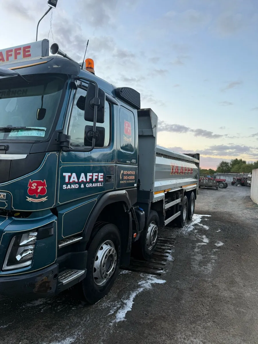 2017 Volvo fmx 410 8x4 sleeper cab tipper - Image 3