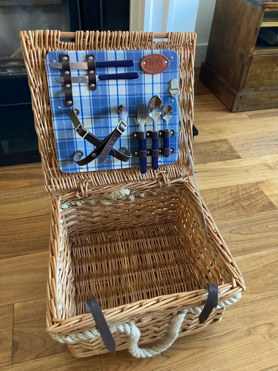 Picnic Basket - Image 1