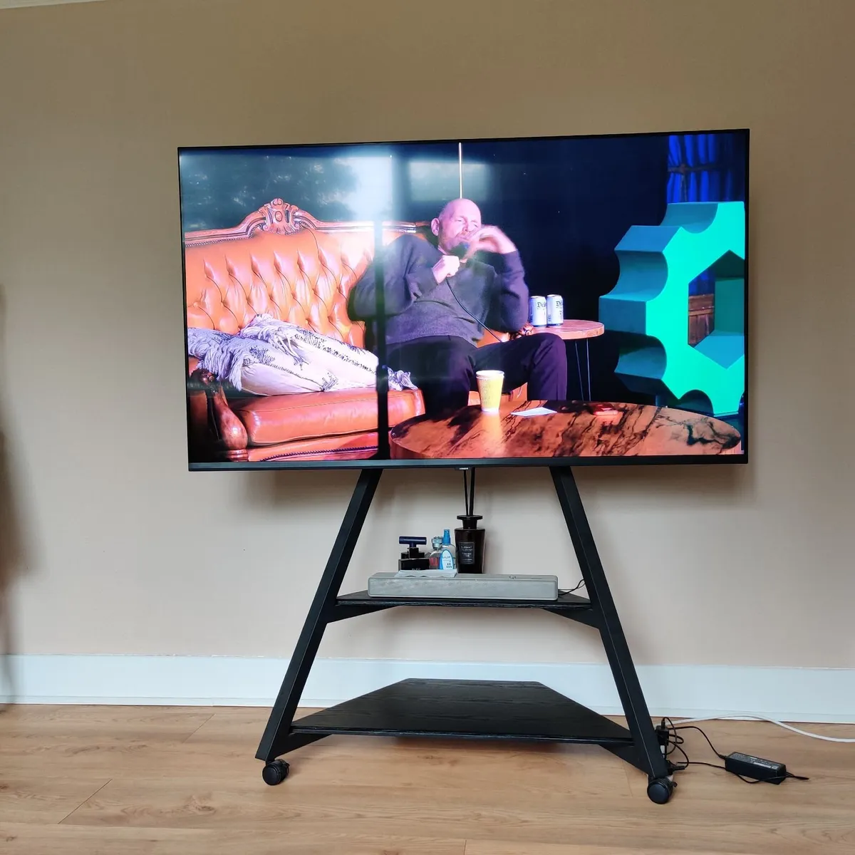 TV stand on wheels - Sturdy & Stylish - Image 3
