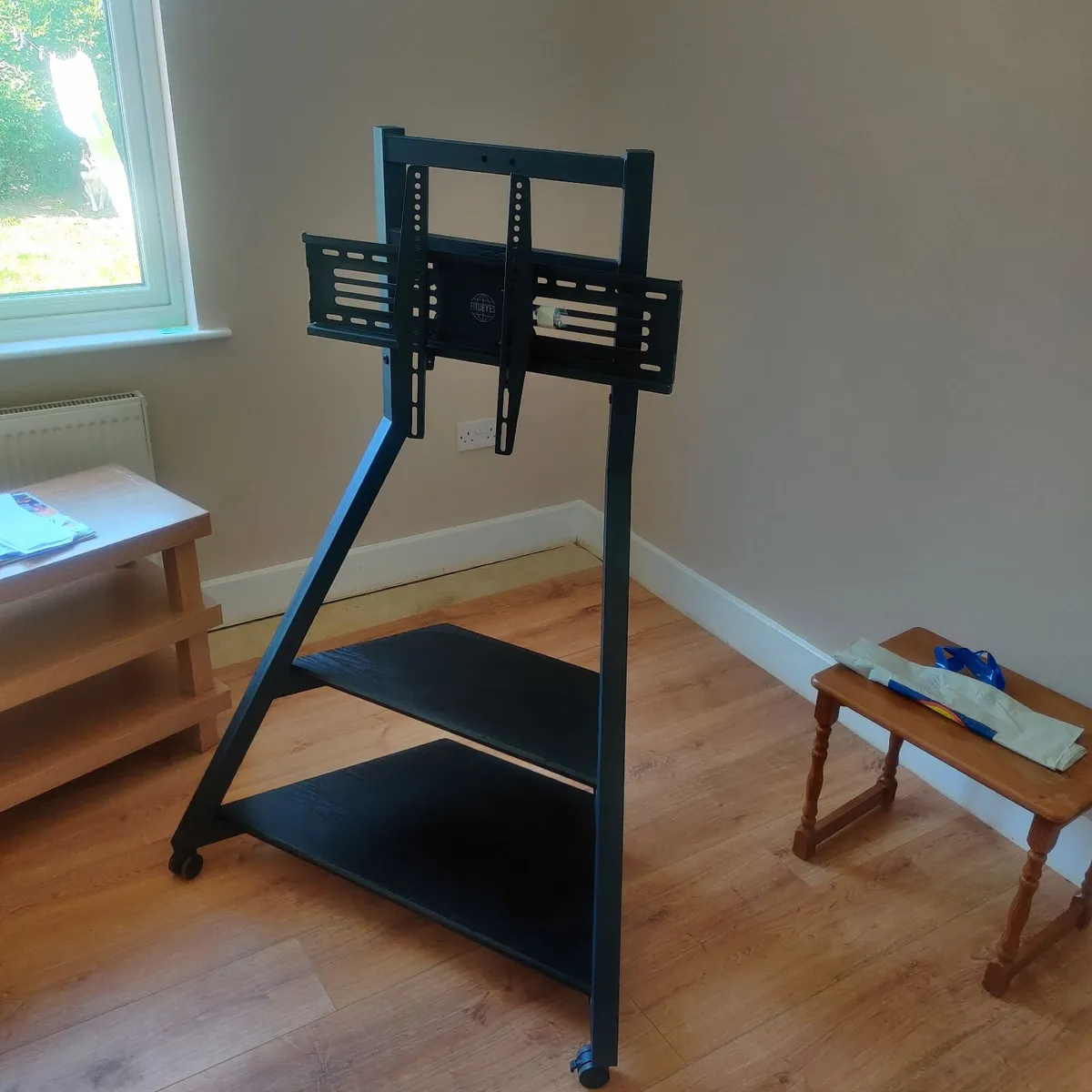 TV stand on wheels - Sturdy & Stylish - Image 1