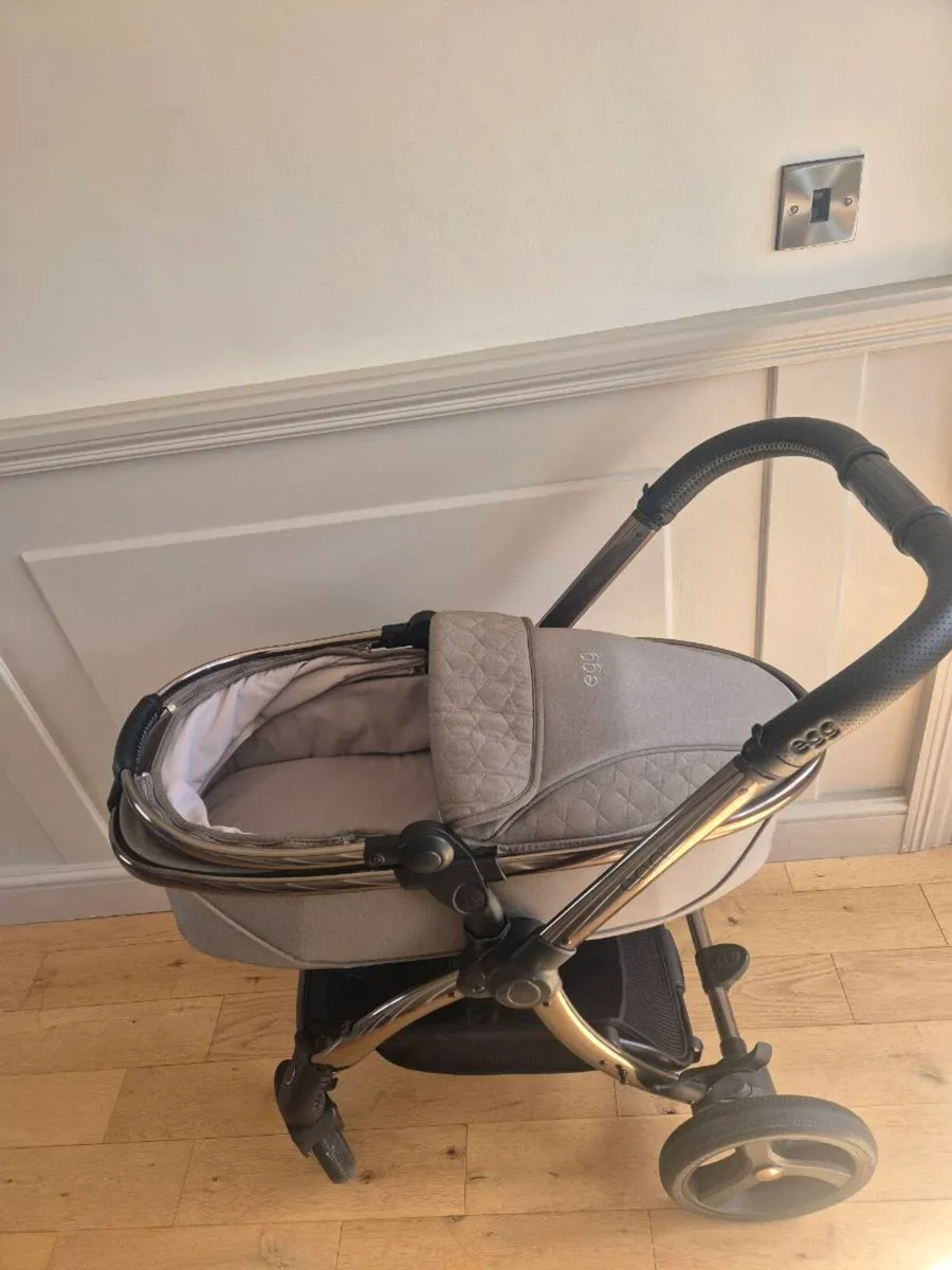 Egg 2 stroller and carrycot - Image 4