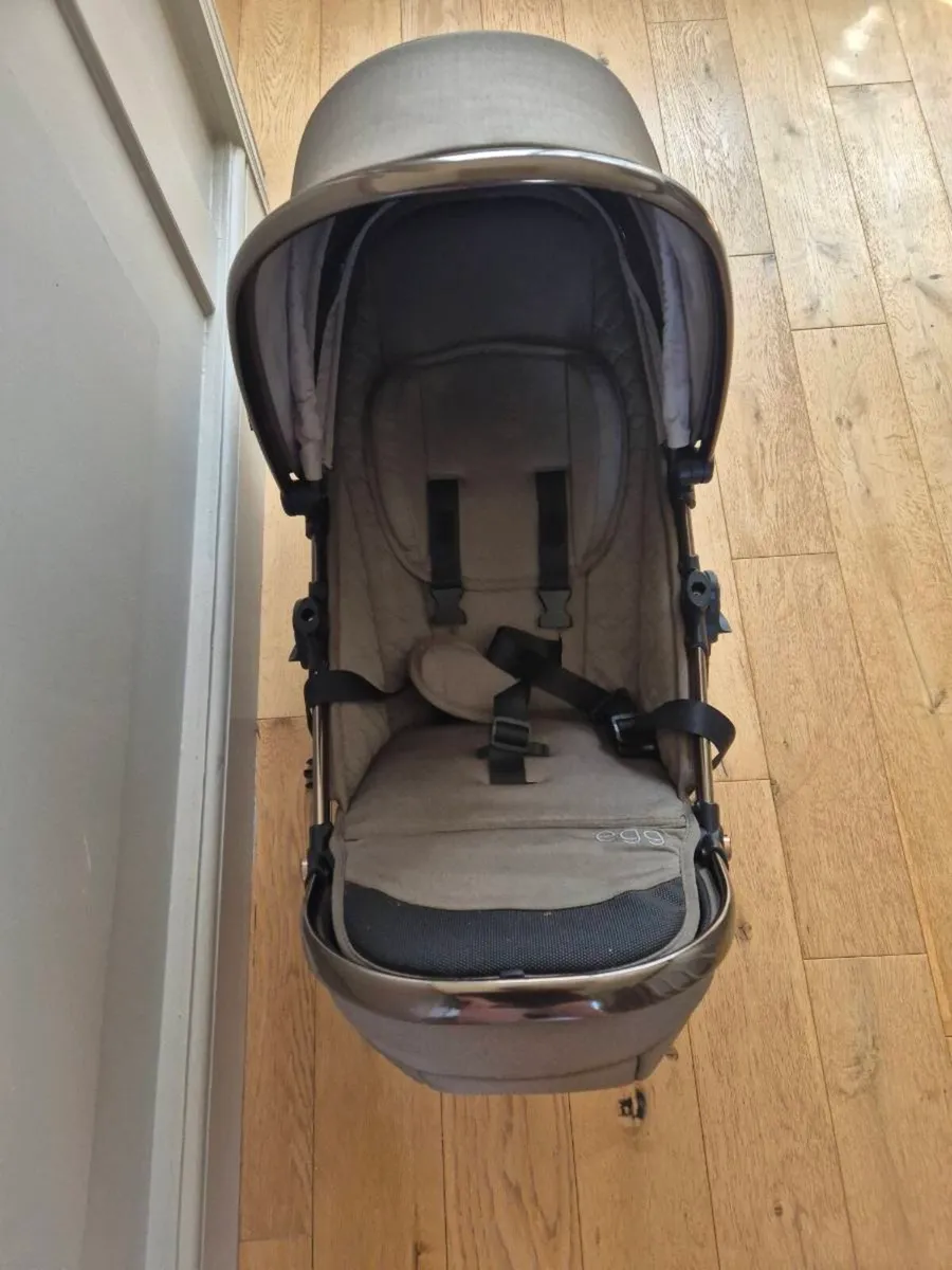 Egg 2 stroller and carrycot - Image 1