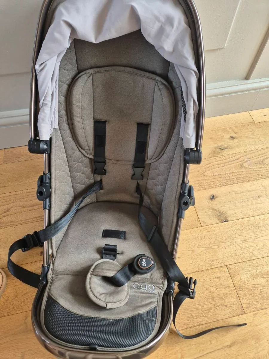 Egg 2 stroller and carrycot - Image 2