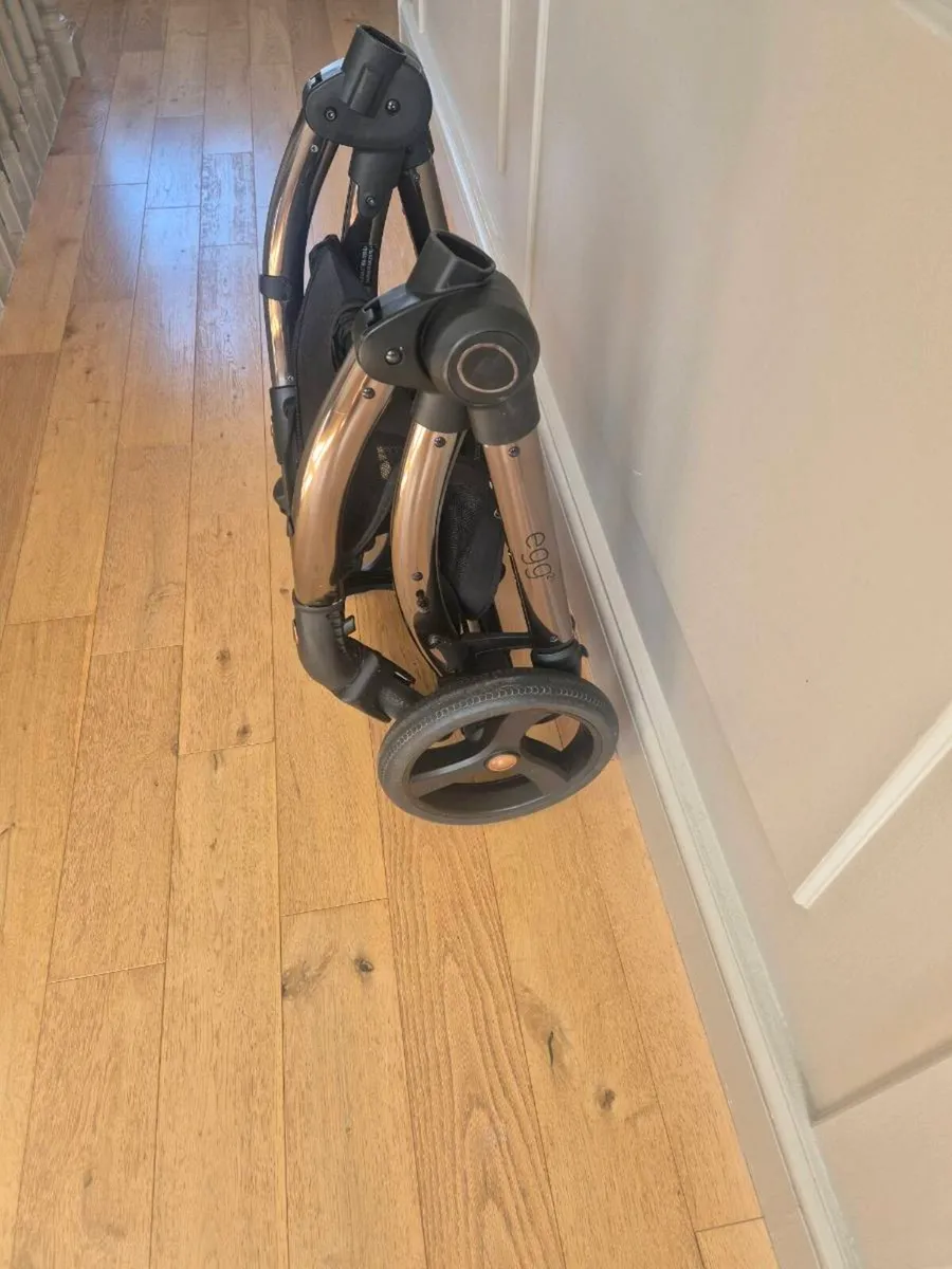 Egg 2 stroller and carrycot - Image 3
