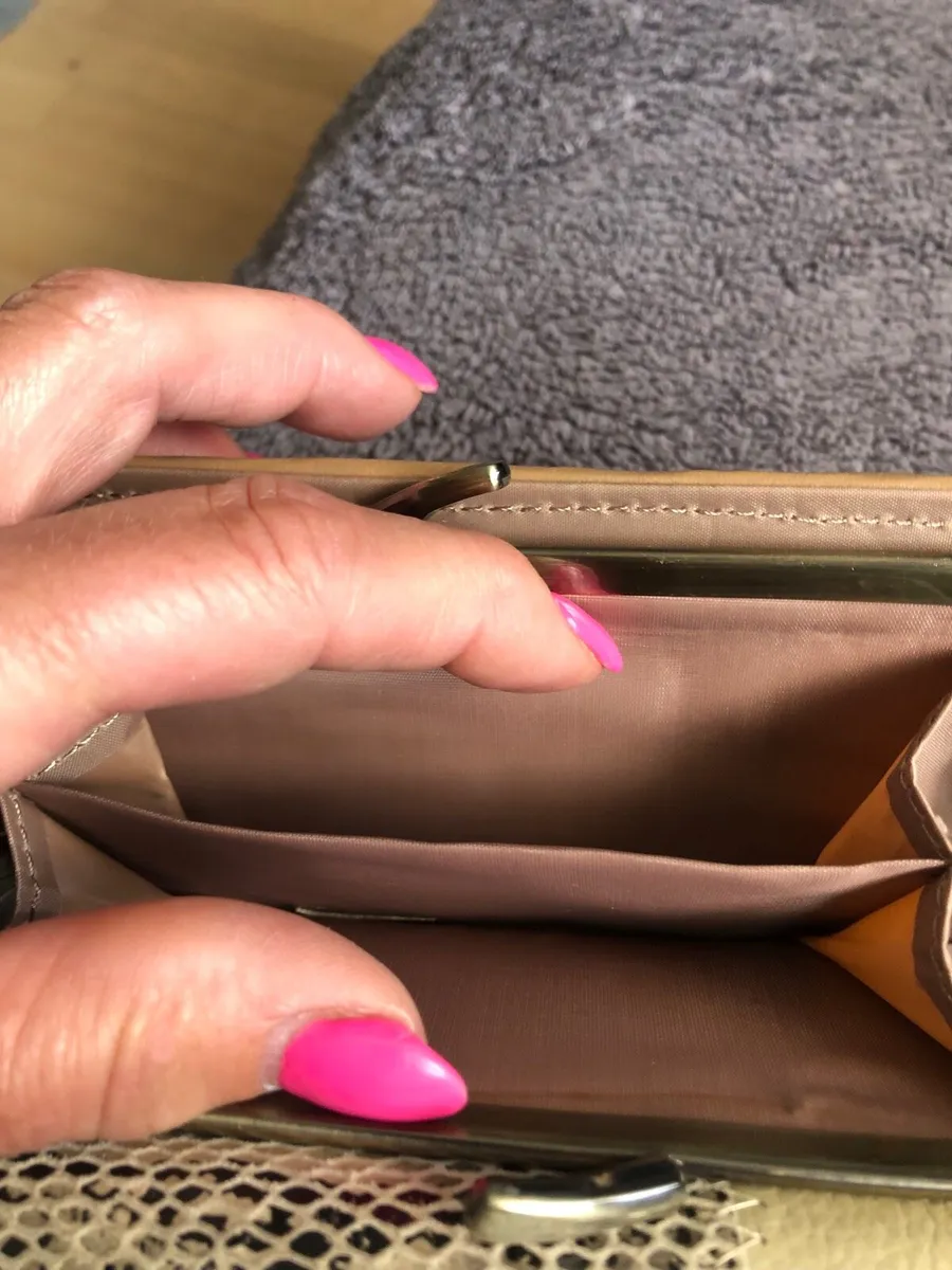 Ladies leather purse €10 - Image 4