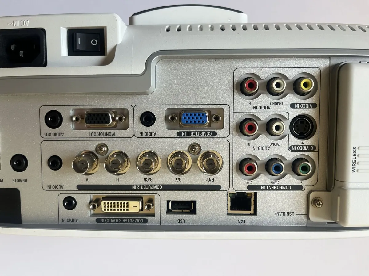 NEC NP 2250 Projector - Image 2