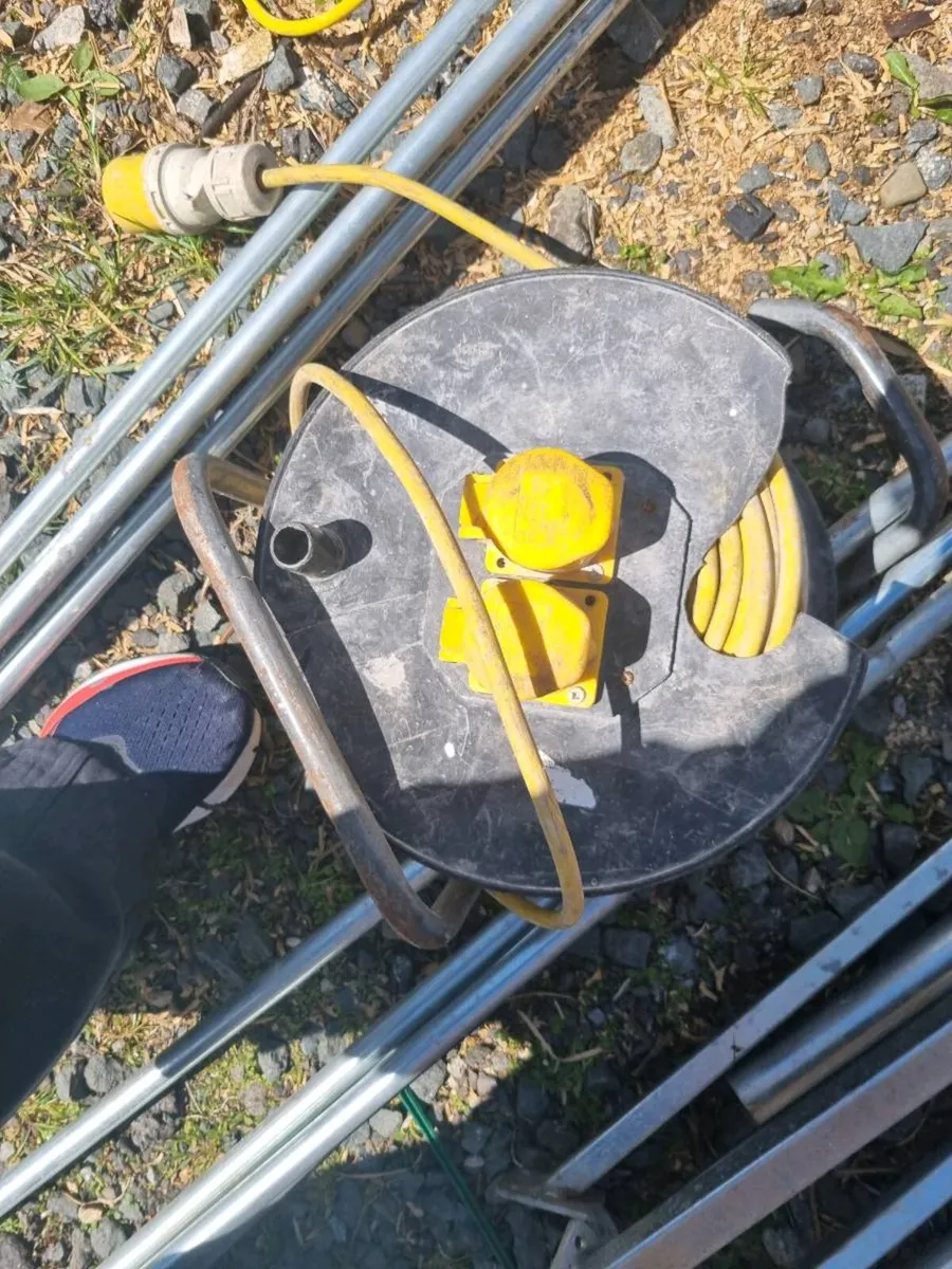 5 yard lights with stands - Image 3