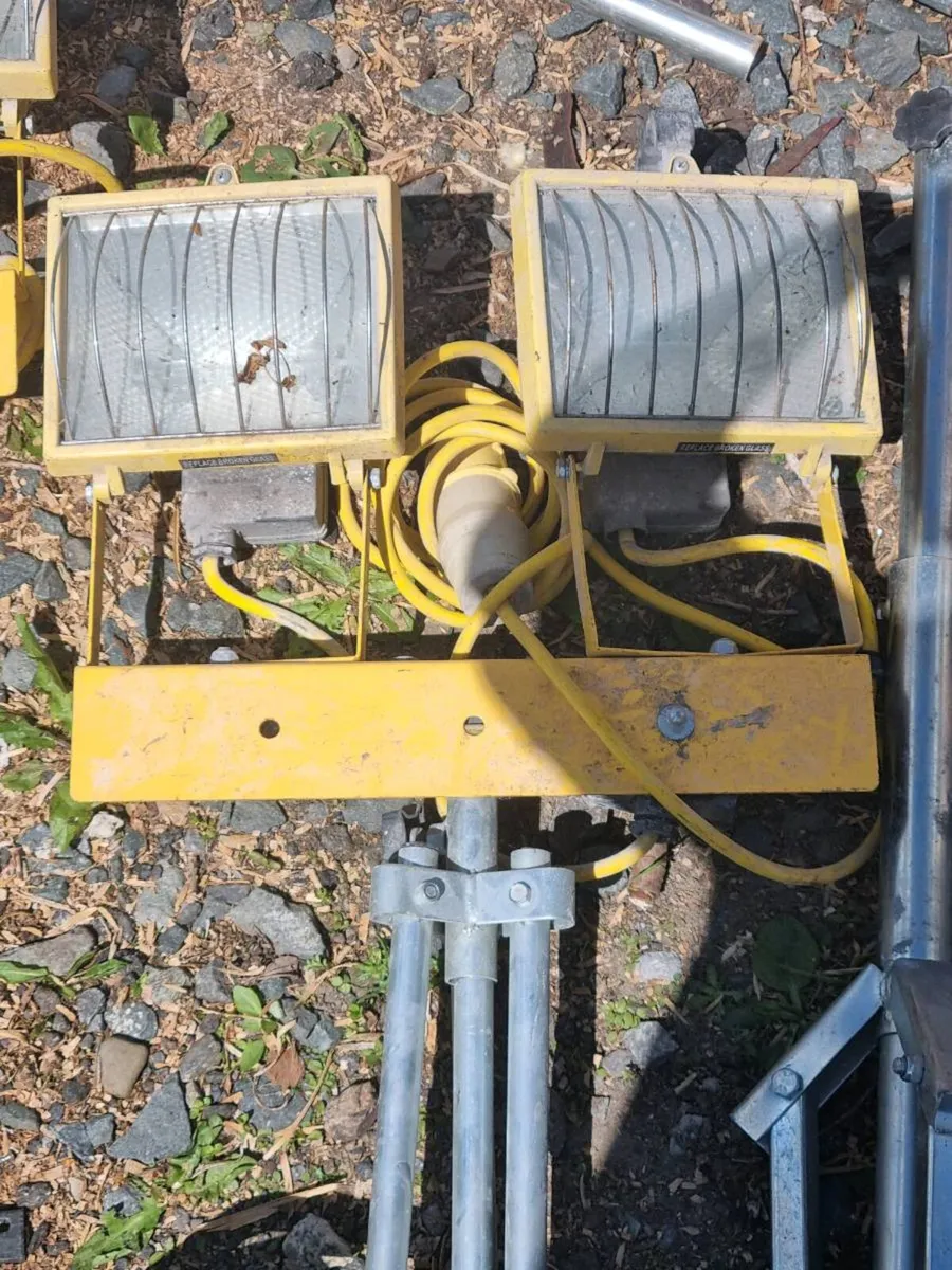 5 yard lights with stands - Image 4