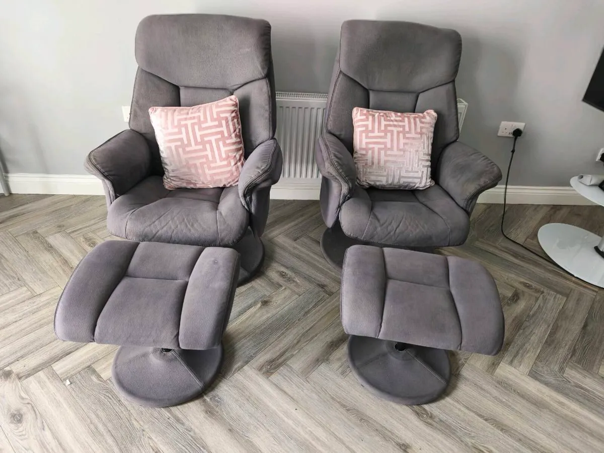 Two chairs with foot stools - Image 1