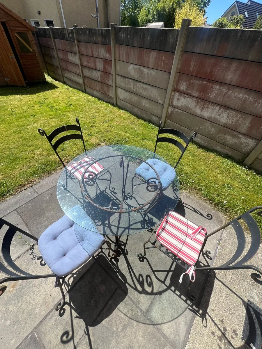 Garden table and chairs - Image 1