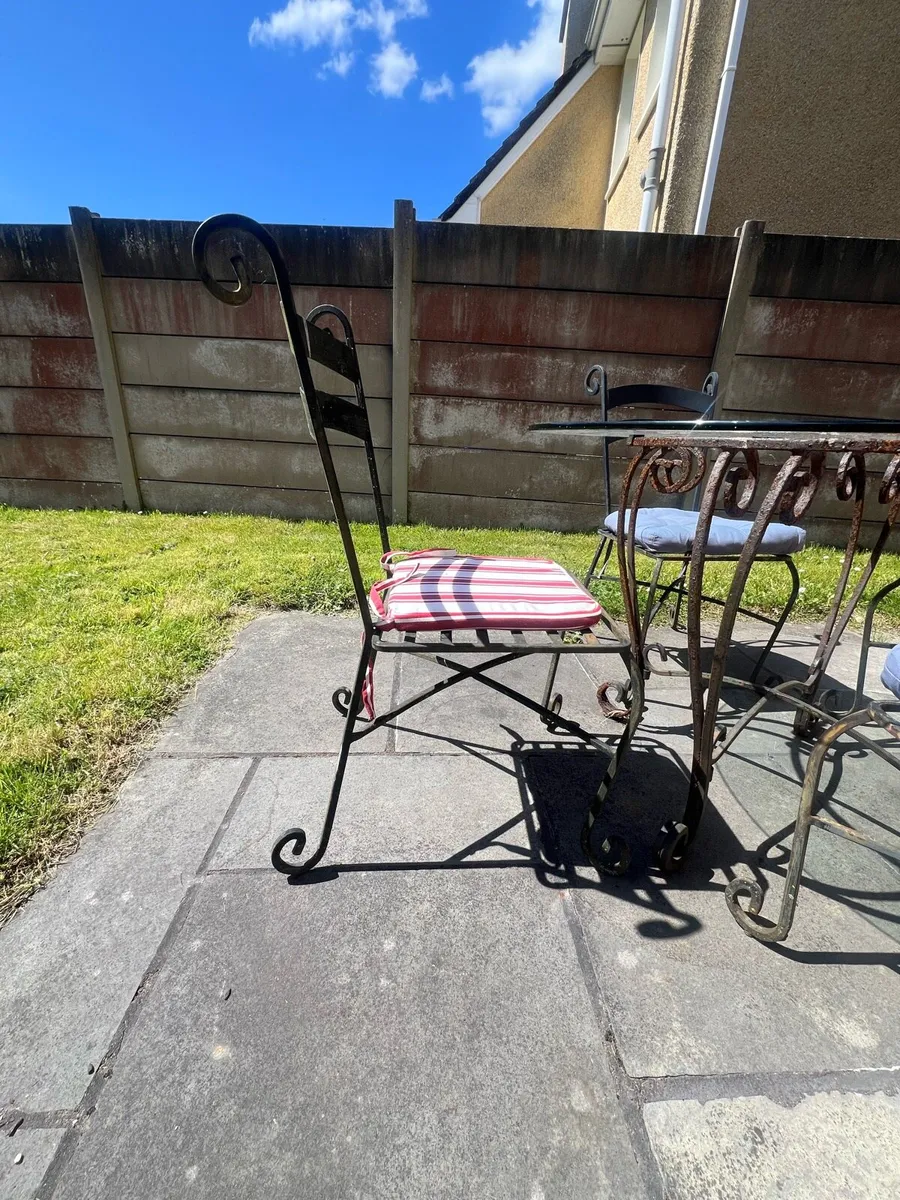 Garden table and chairs - Image 2