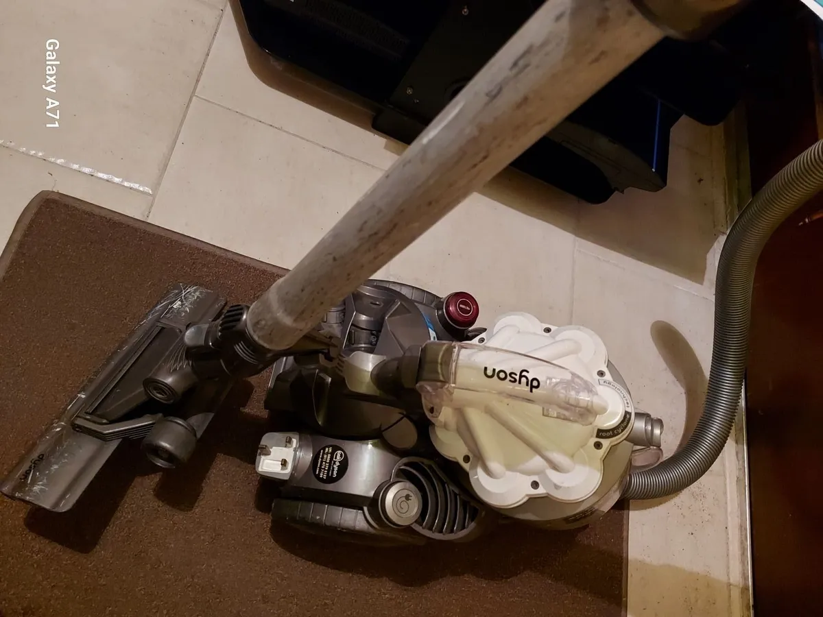 DYSON CYCLONE Vacuum Cleaner, great suction - Image 2