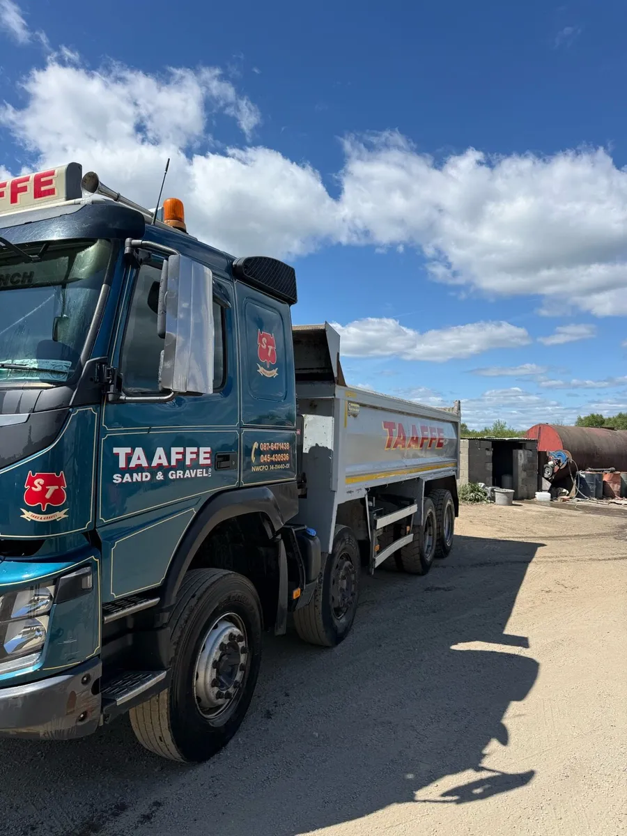 2018 Volvo fmx 410 8x4 tipper sleeper cab - Image 3