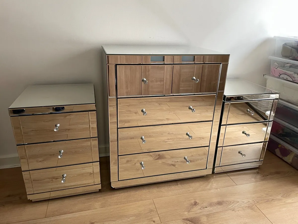 A set of modern mirrored bedroom furniture - Image 1