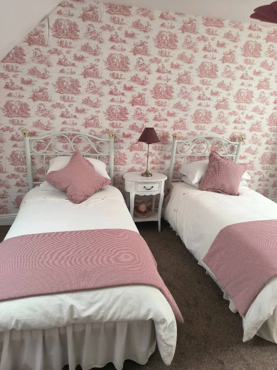Single beds and night stand - Image 1