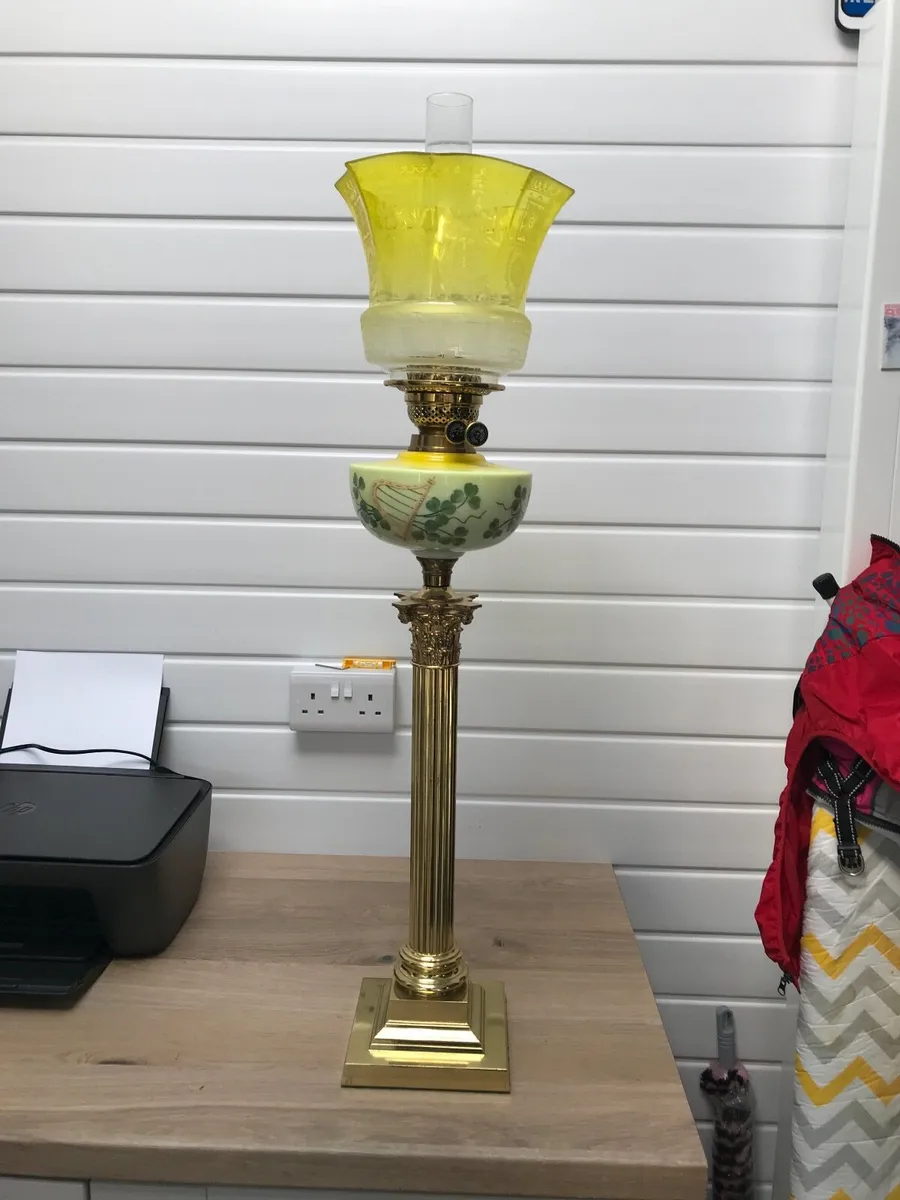 Antique oil lamp - Image 1
