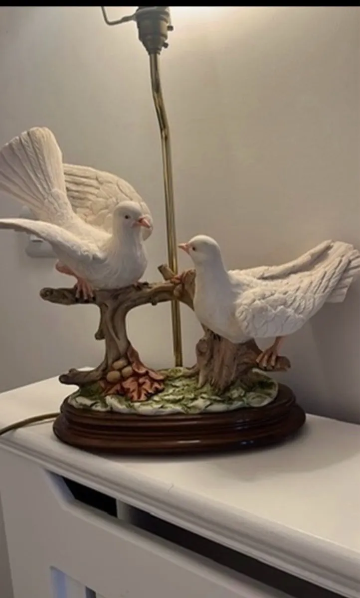 Vintage lamp two white porcelain doves. - Image 1