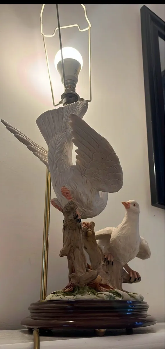 Vintage lamp two white porcelain doves. - Image 2