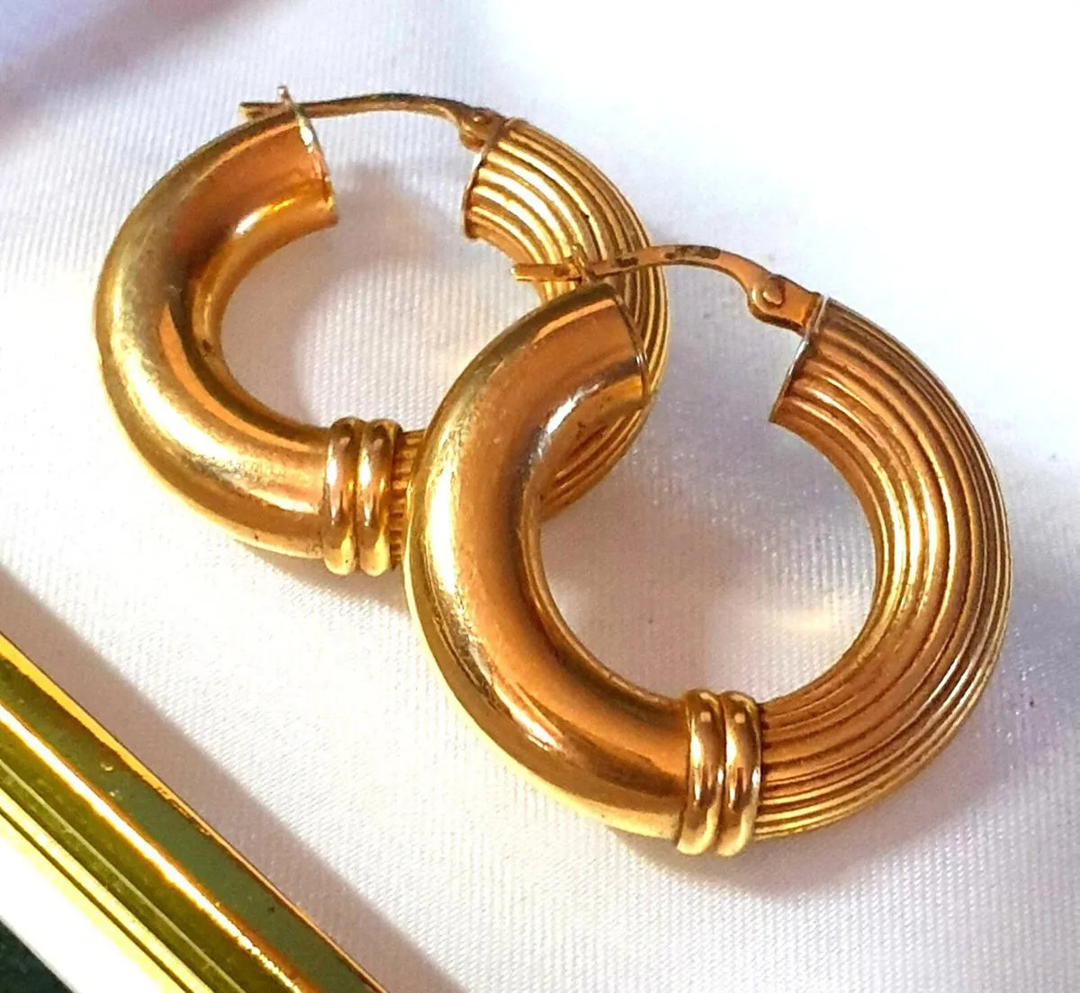Vintage 9ct Gold Hallmarked Chunky Earrings - Image 2