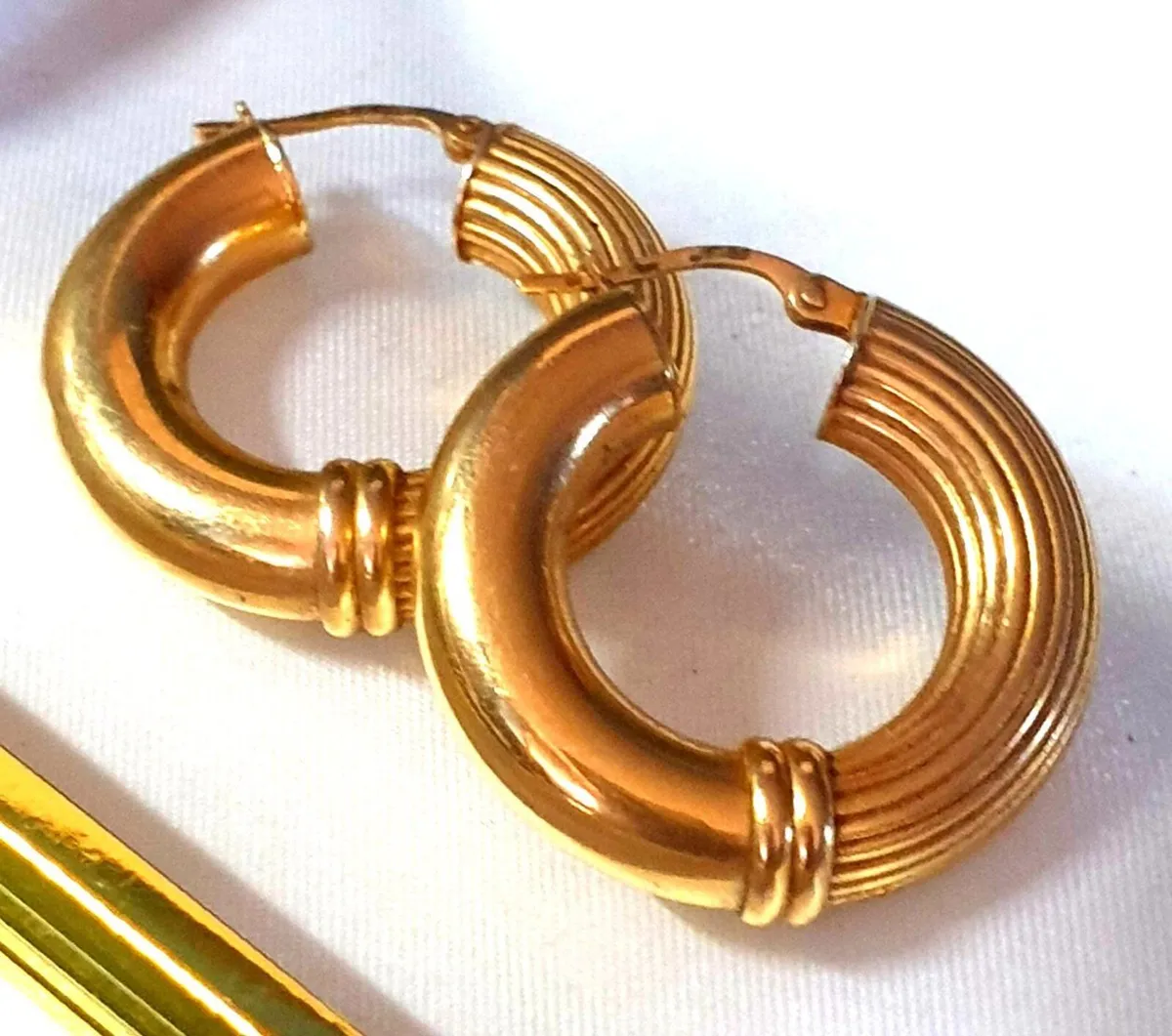 Vintage 9ct Gold Hallmarked Chunky Earrings - Image 1
