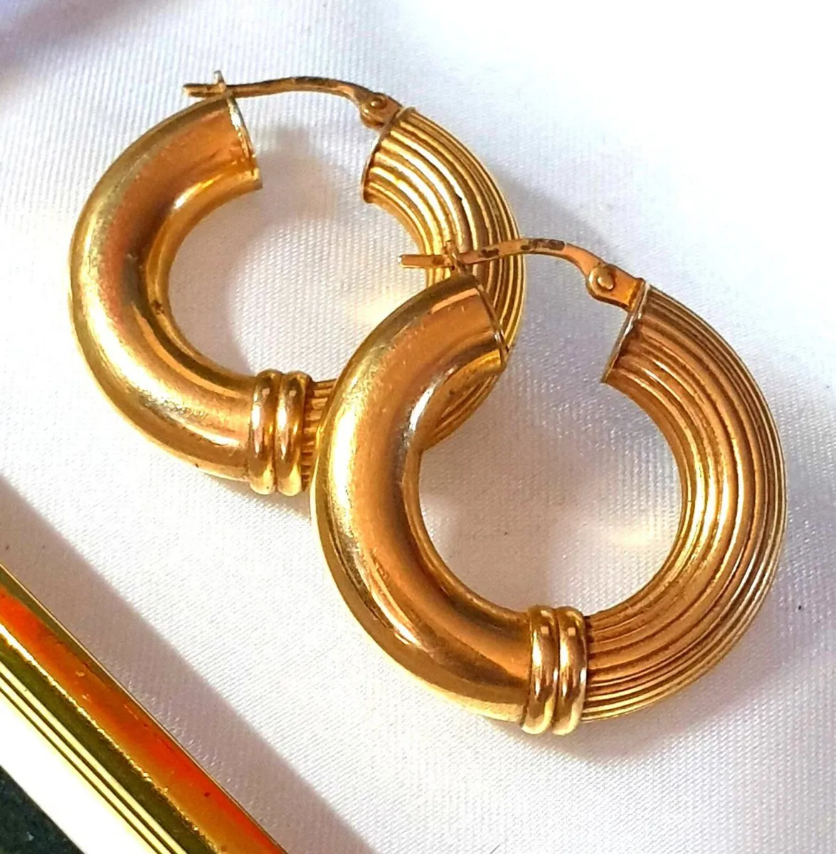 Vintage 9ct Gold Hallmarked Chunky Earrings - Image 3