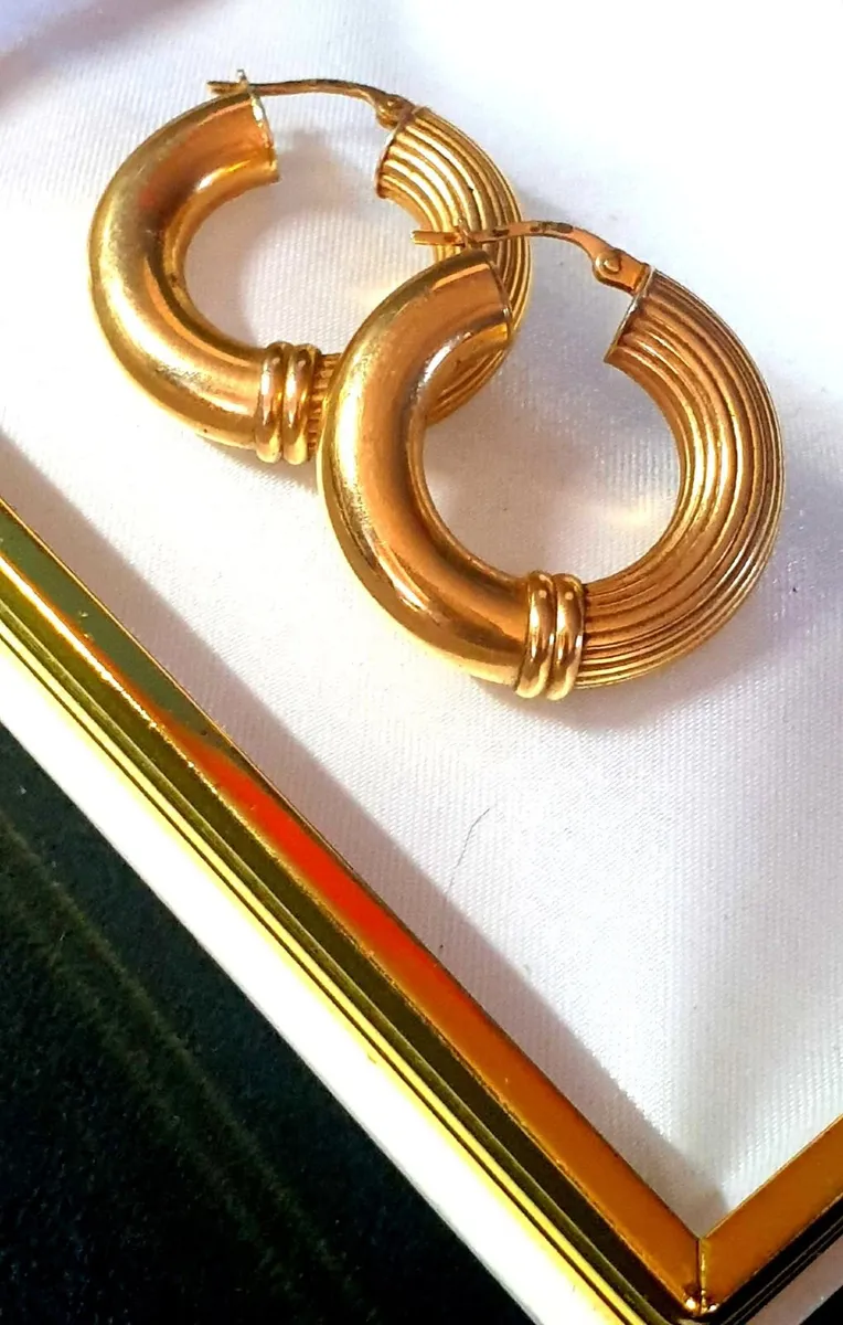 Vintage 9ct Gold Hallmarked Chunky Earrings - Image 4