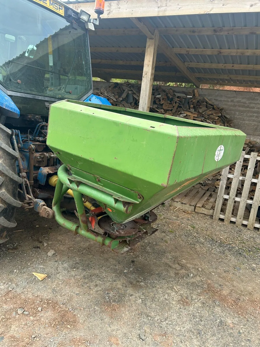 Farm machinery- fertiliser sower, linkbox and rake - Image 2