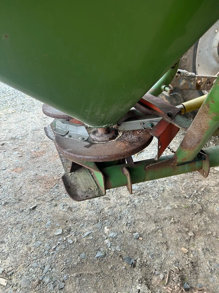 Farm machinery- fertiliser sower, linkbox and rake - Image 4