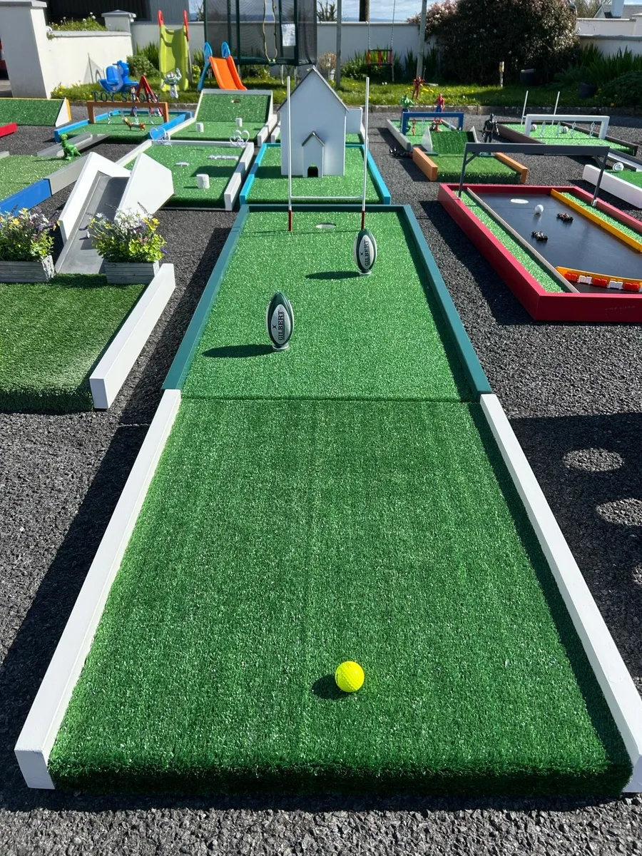 Golf obstacle/ Bouncing castle - Image 1