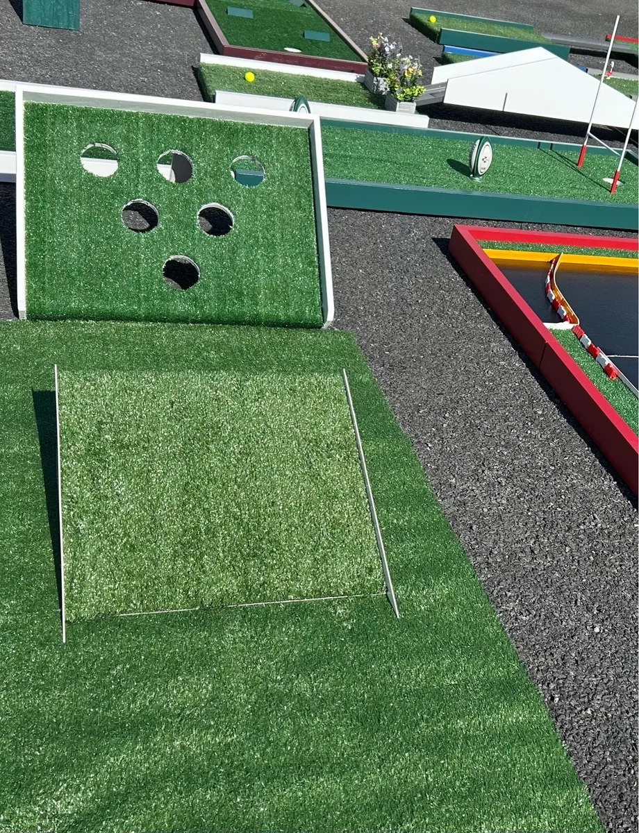 Golf obstacle/ Bouncing castle - Image 3