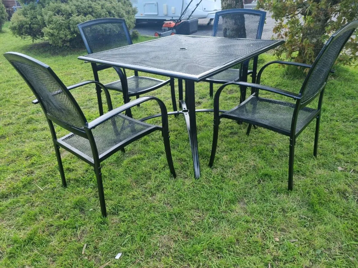 Aluminum garden table and chairs - Image 1