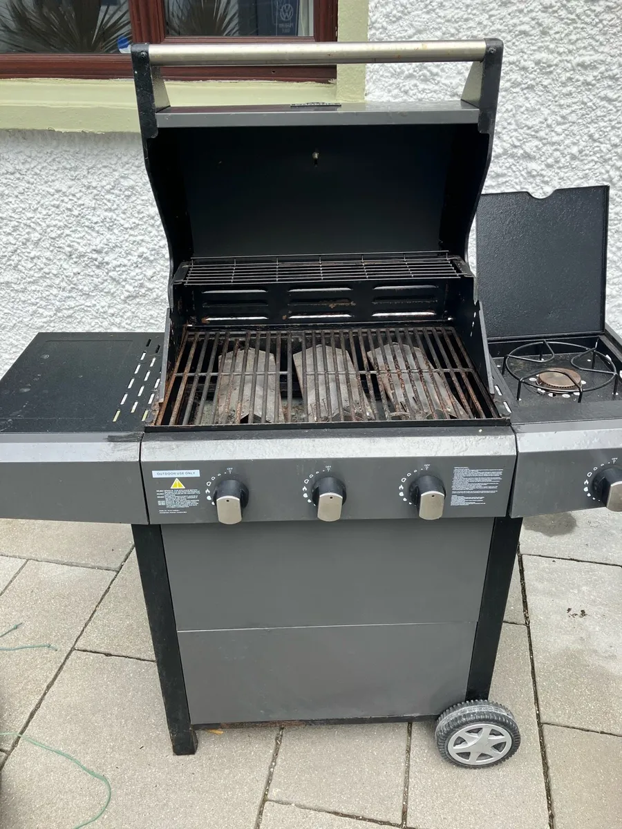 Phoenix Gas BBQ. Includes Gas Bottle. - Image 2