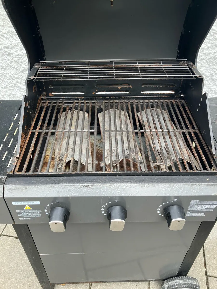 Phoenix Gas BBQ. Includes Gas Bottle. - Image 3
