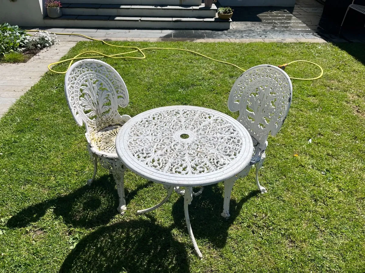 Garden table and chairs - Image 1