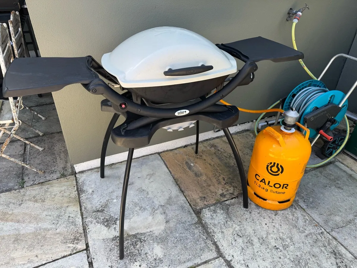 Weber Q2000 Gas Grill. + Griddle + Stand - Image 1