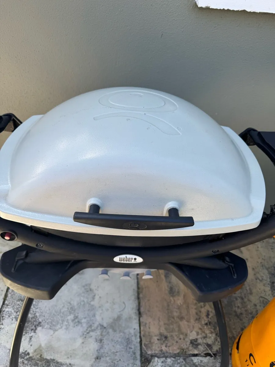 Weber Q2000 Gas Grill. + Griddle + Stand - Image 2