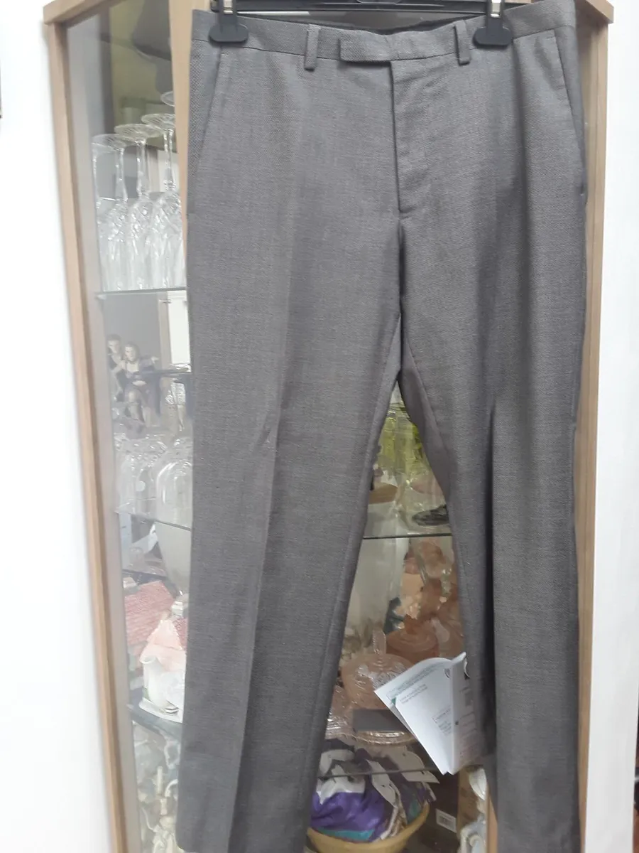 Brand new gents Burton suit size medium - Image 2