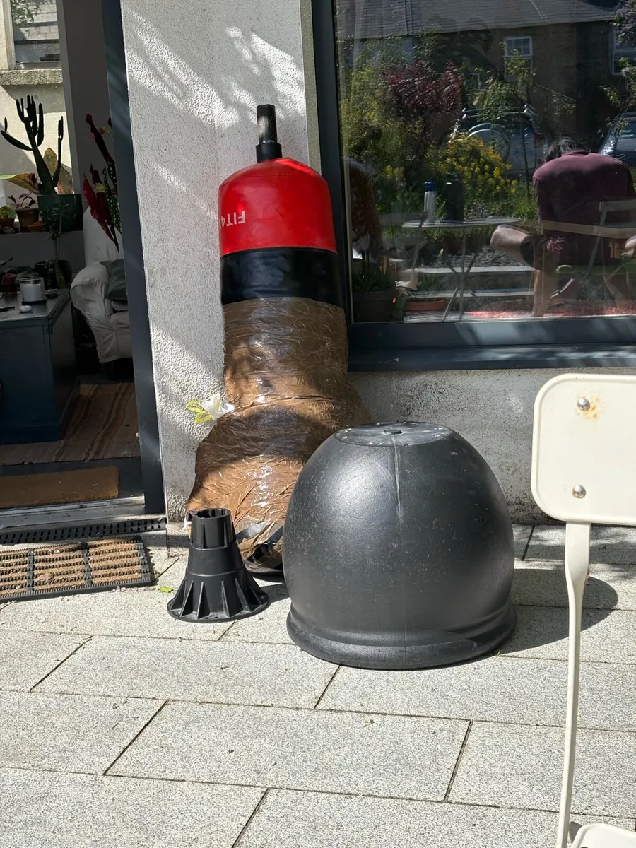 FREE STANDING PUNCH BAG- NEEDS REPAIRS - Image 2