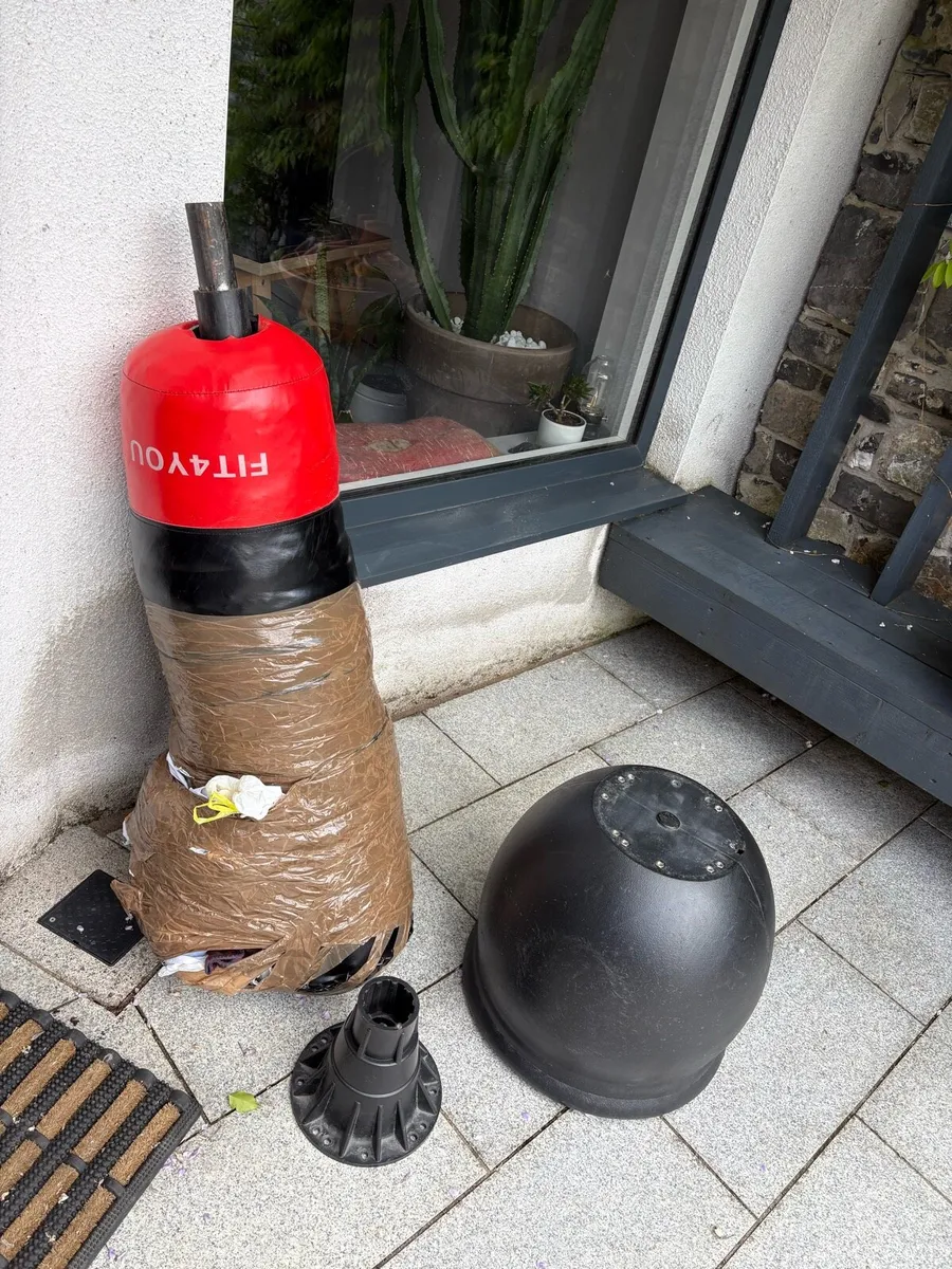 FREE STANDING PUNCH BAG- NEEDS REPAIRS - Image 3