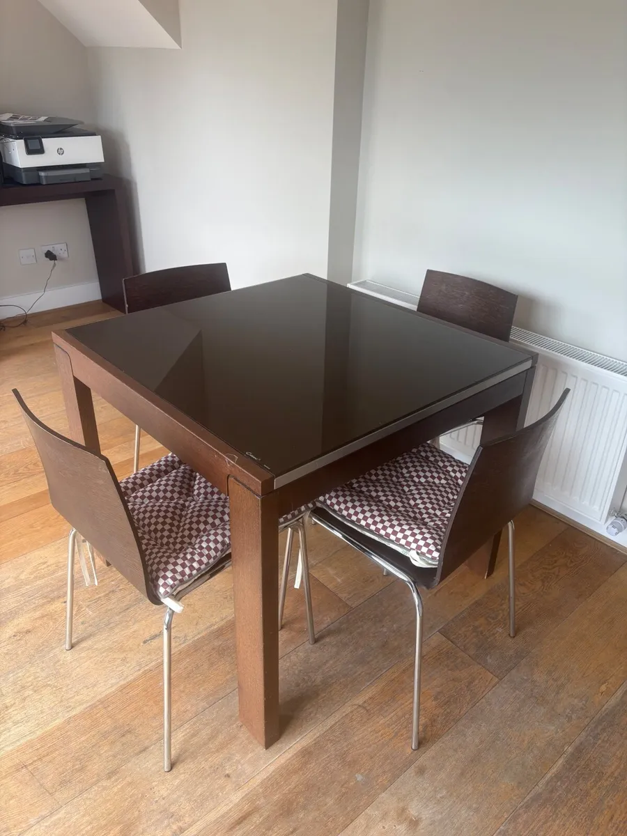 Kitchen table (extendable ) with 4 chairs