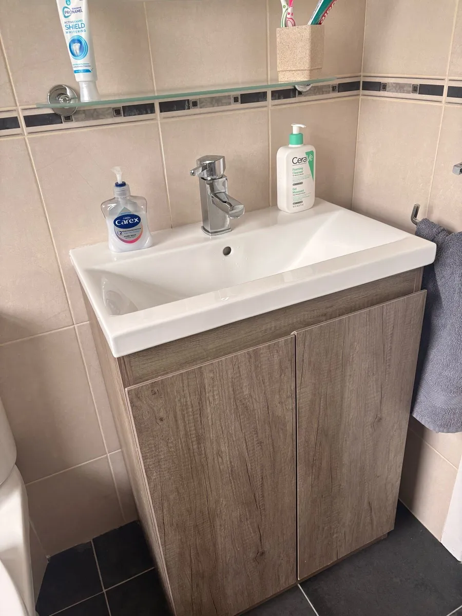 Bathroom Suite - Image 4