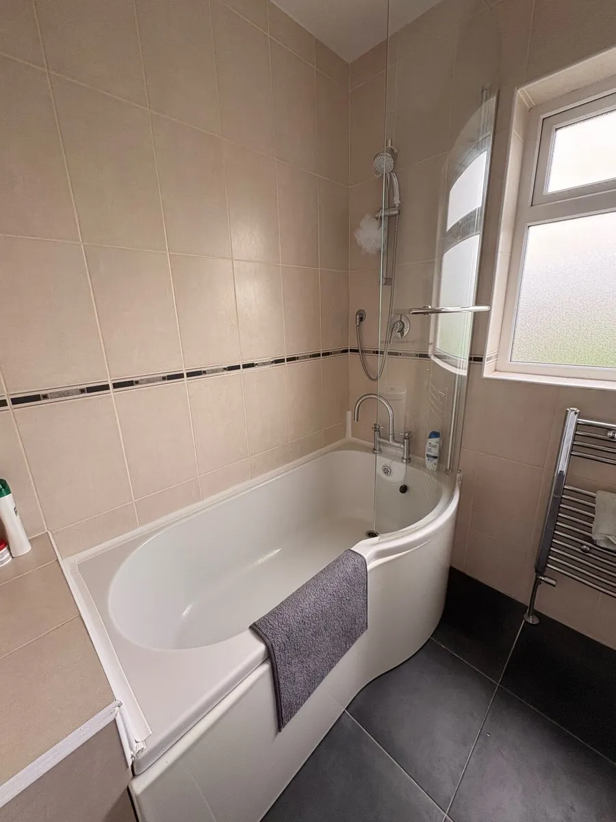 Bathroom Suite - Image 1