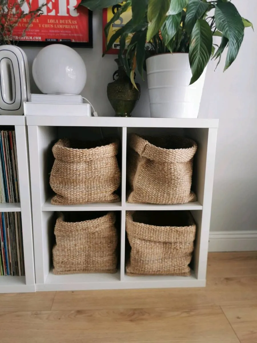 White Kallax unit with 4 Tjillevips baskets - Image 1